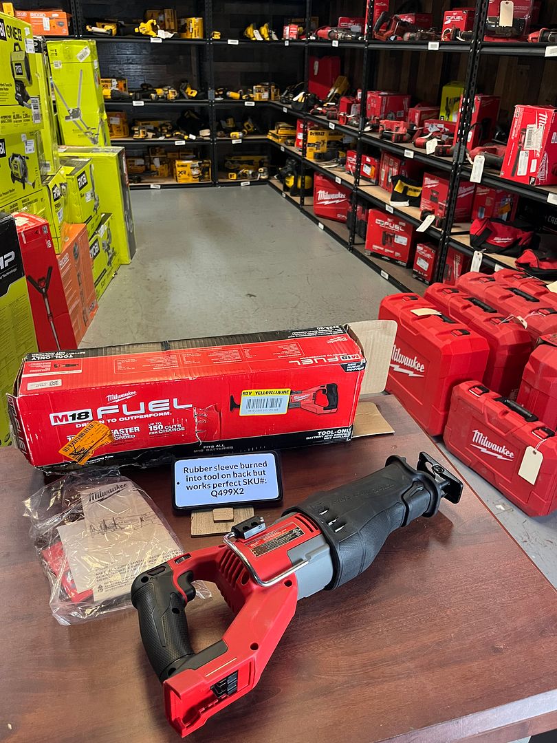 DAMAGED RUBBER SLEEVE Milwaukee M18 FUEL 18V Super SAWZALL Reciprocating Saw (Tool Only) 2722-20